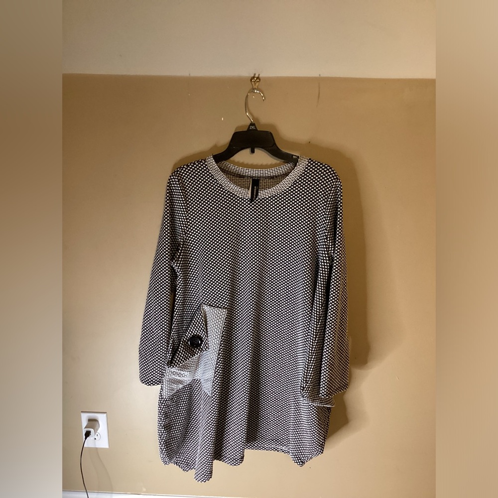 Black/white tunic or dress